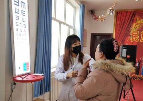 读报纸,看灯展,喜看阿克苏市新变化